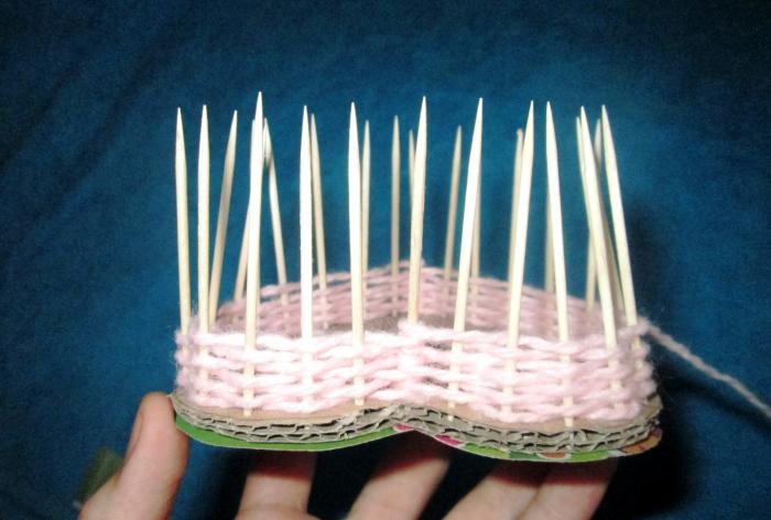 Basket Heart na gawa sa mga sinulid at toothpick