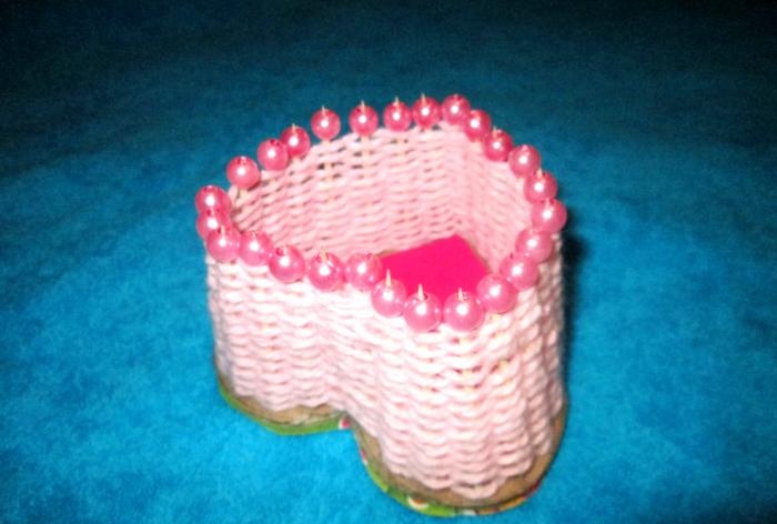 Basket Heart na gawa sa mga sinulid at toothpick