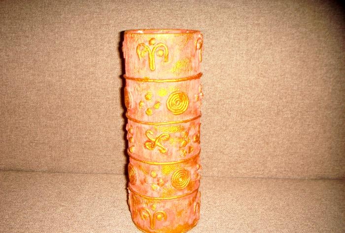 Vase aus Tonbandspulen
