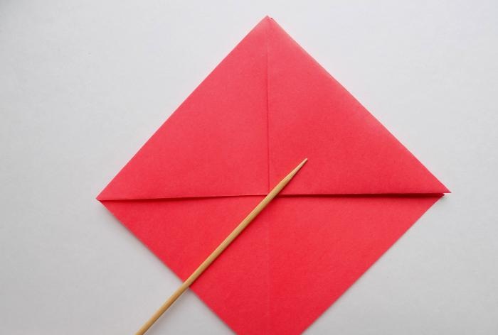 Hvordan lage en kobra ved hjelp av origami-teknikk