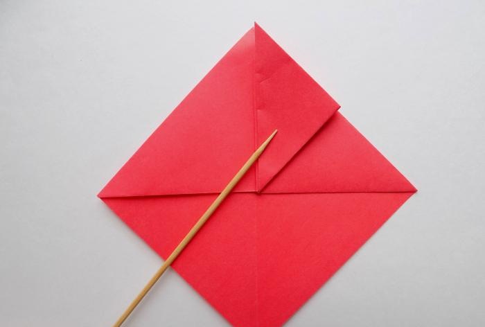 Hvordan lage en kobra ved hjelp av origami-teknikk