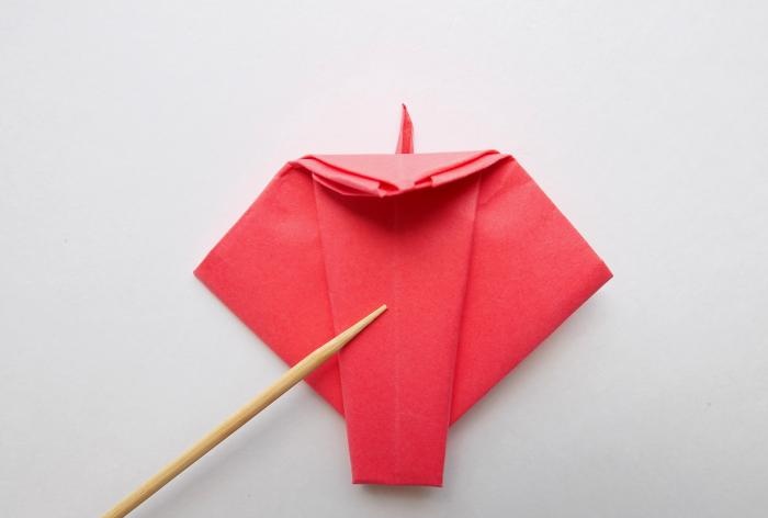 Hvordan lage en kobra ved hjelp av origami-teknikk