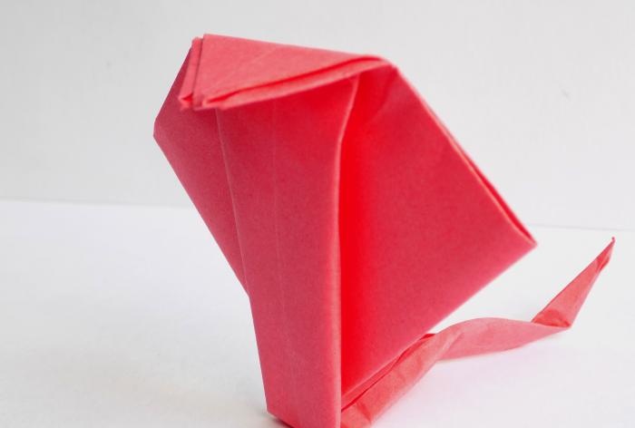 Hvordan lage en kobra ved hjelp av origami-teknikk