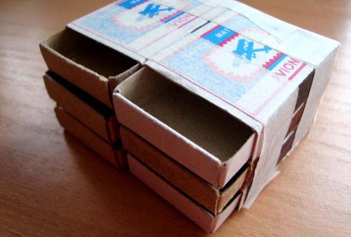 Kibrit kutularından yapılmış çekmeceli dolap