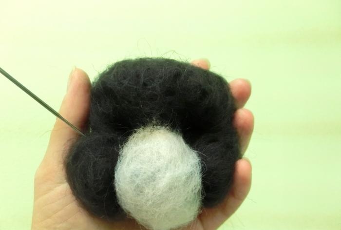 gato malhado feito de feltragem de lã