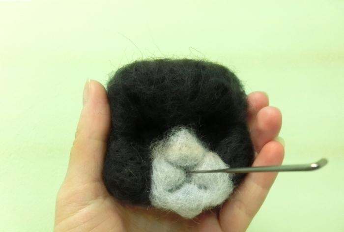 gato malhado feito de feltragem de lã