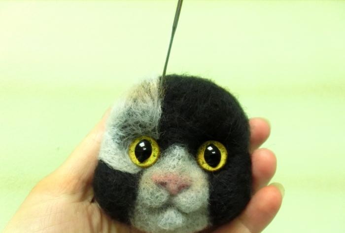 kucing tompok yang diperbuat daripada kain pemeras bulu