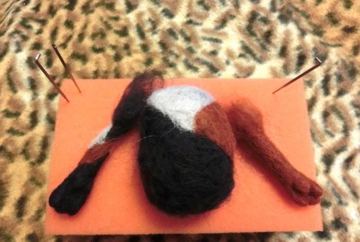 gato manchado hecho de fieltro de lana