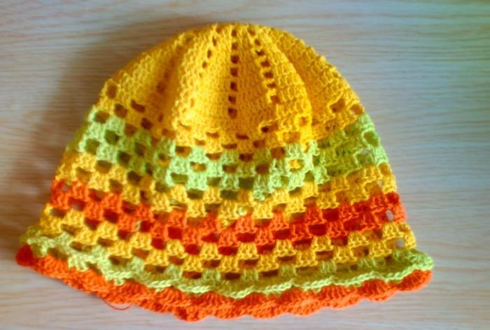 pletení dekorace na letní čepici