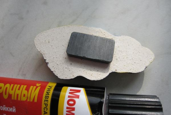 glue a magnet
