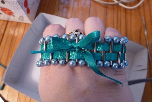 pulsera de metal con estilo