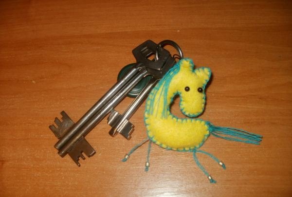ميدالية مفاتيح مصنوعة من منديل الفسكوز