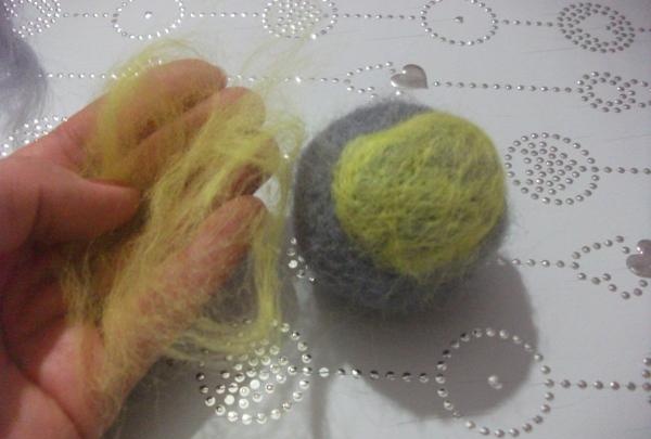 rollo de lana amarilla