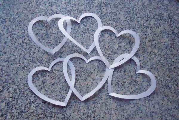 Guirnaldas en forma de corazones.