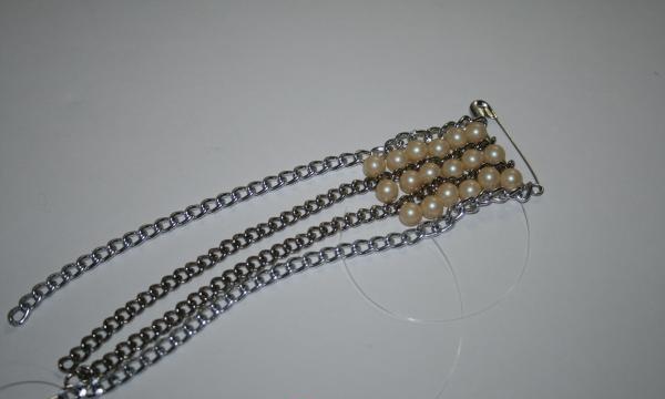 umetnite perle između lančića