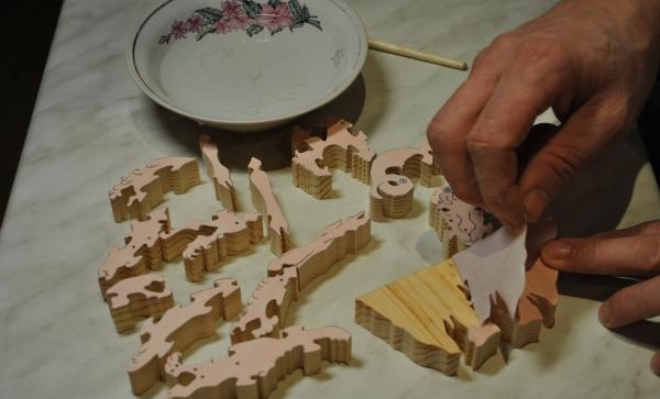 скидање папира са дрвених делова