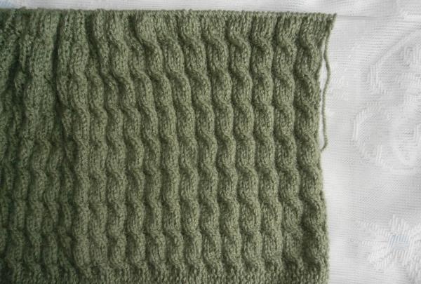 lavorando a maglia in tre parti