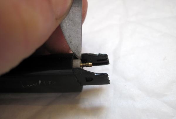 i-unscrew ang adjusting screw