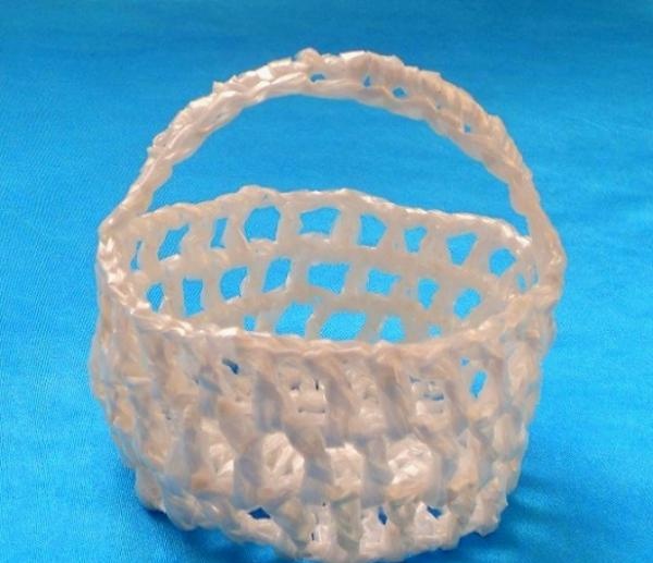 cesta hecha de bolsas de plástico