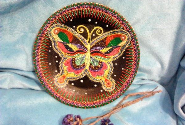 borboleta de verão em pintura de pontos