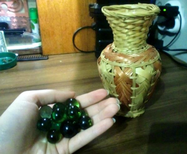 perles de verre dans un vase