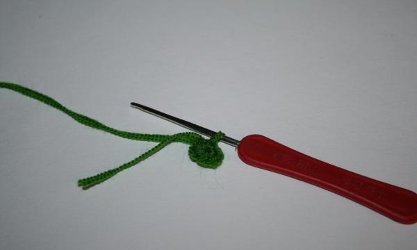 We start knitting with an Amigurumi loop