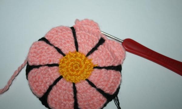 we knit the third row of pink thread