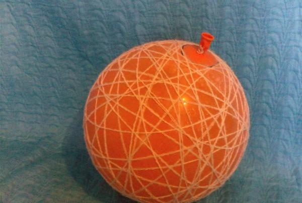 We begin to wrap the ball with thread