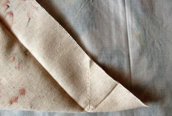 Sew the corners of the napkin