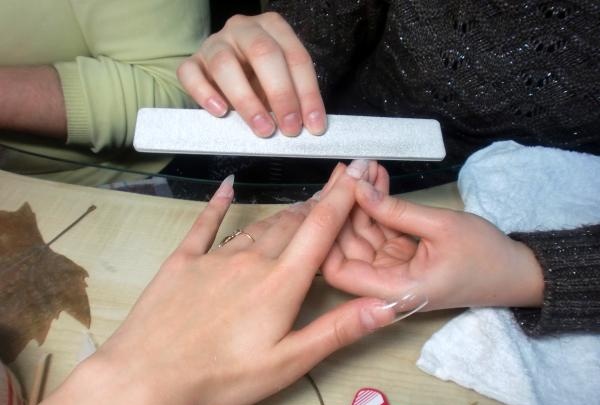 Przedłużanie paznokci akrylem