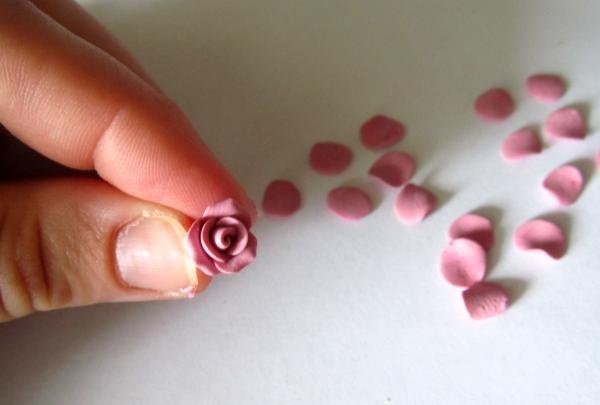 Kuchenohrringe mit cremefarbenen Rosen