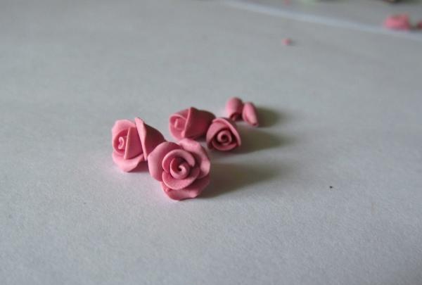 tortové náušnice s krémovými ružami