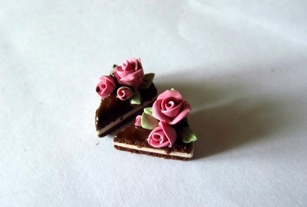 boucles d'oreilles gâteau avec roses crème
