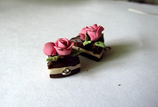 Kuchenohrringe mit cremefarbenen Rosen