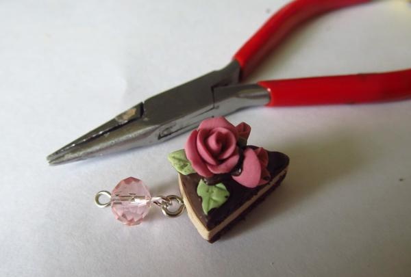 boucles d'oreilles gâteau avec roses crème