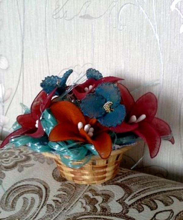 סל עם פרחים עשוי ניילון