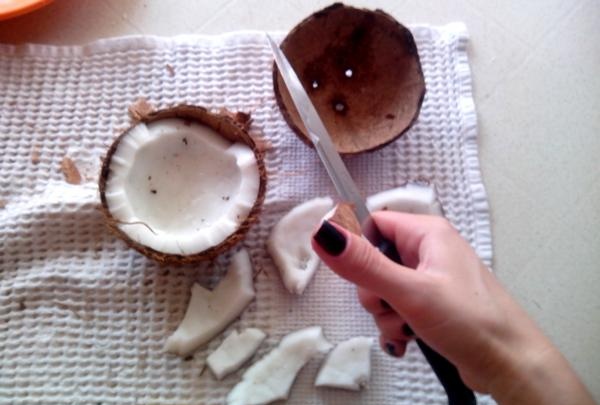 ar nazi sagriež kokosriekstu mīkstumu
