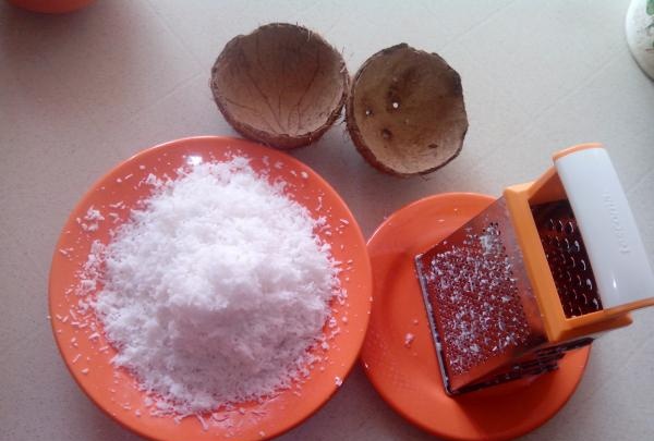 rīvētu kokosriekstu mīkstumu