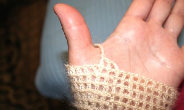 Durchbrochene Handschuhe
