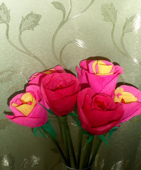 Buket ruža napravljen od bombona i papira