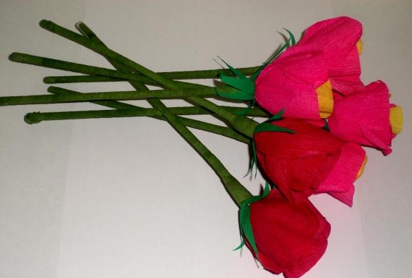 Sejambak bunga ros yang diperbuat daripada gula-gula dan kertas