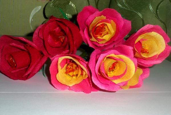 Sejambak bunga ros yang diperbuat daripada gula-gula dan kertas