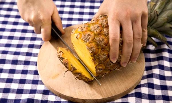Hogyan lehet gyorsan meghámozni az ananászt