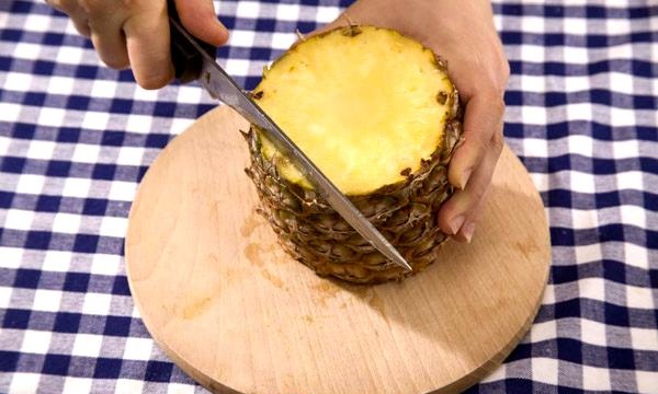 Sådan skræller du hurtigt en ananas