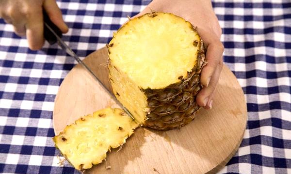 How to quickly peel a pineapple