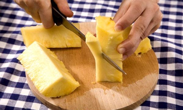 How to quickly peel a pineapple