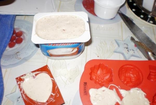 šálky zakysané smetany nebo jogurtu