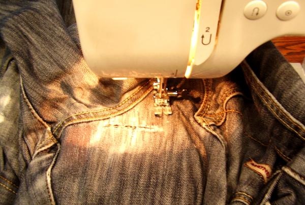 consertando jeans em casa