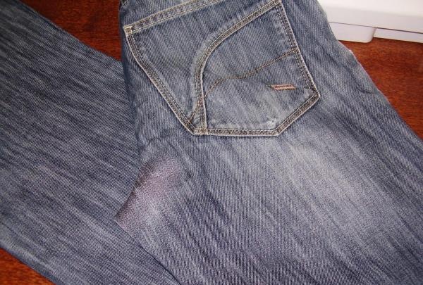 membaiki seluar jeans di rumah