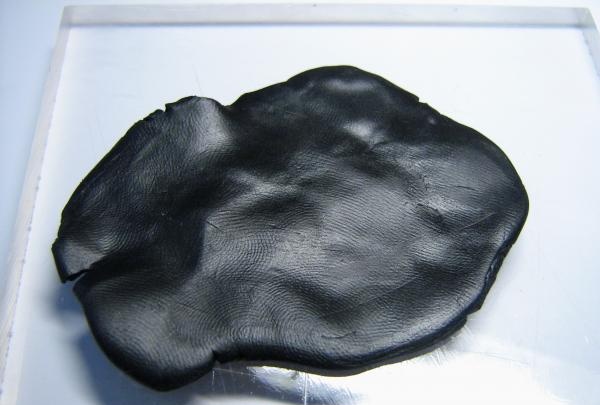 Pastar argila negra en una capa